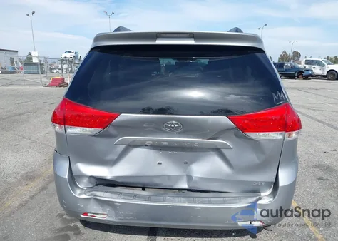 2012 Toyota Sienna Xle V6 8 Passenger z USA, uszkodzony, nr VIN 5TDYK3DCXCS278442